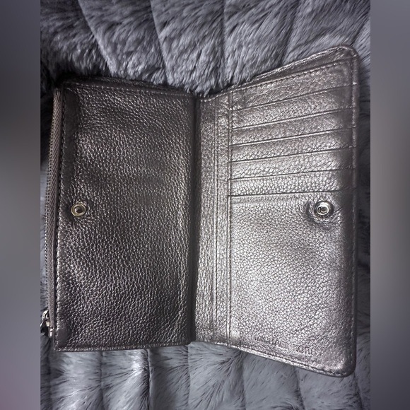 Michael Kors wallet EUC - Picture 5 of 6